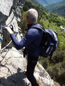 Aldo a metà della Ferrata di Covarey (62384 bytes)